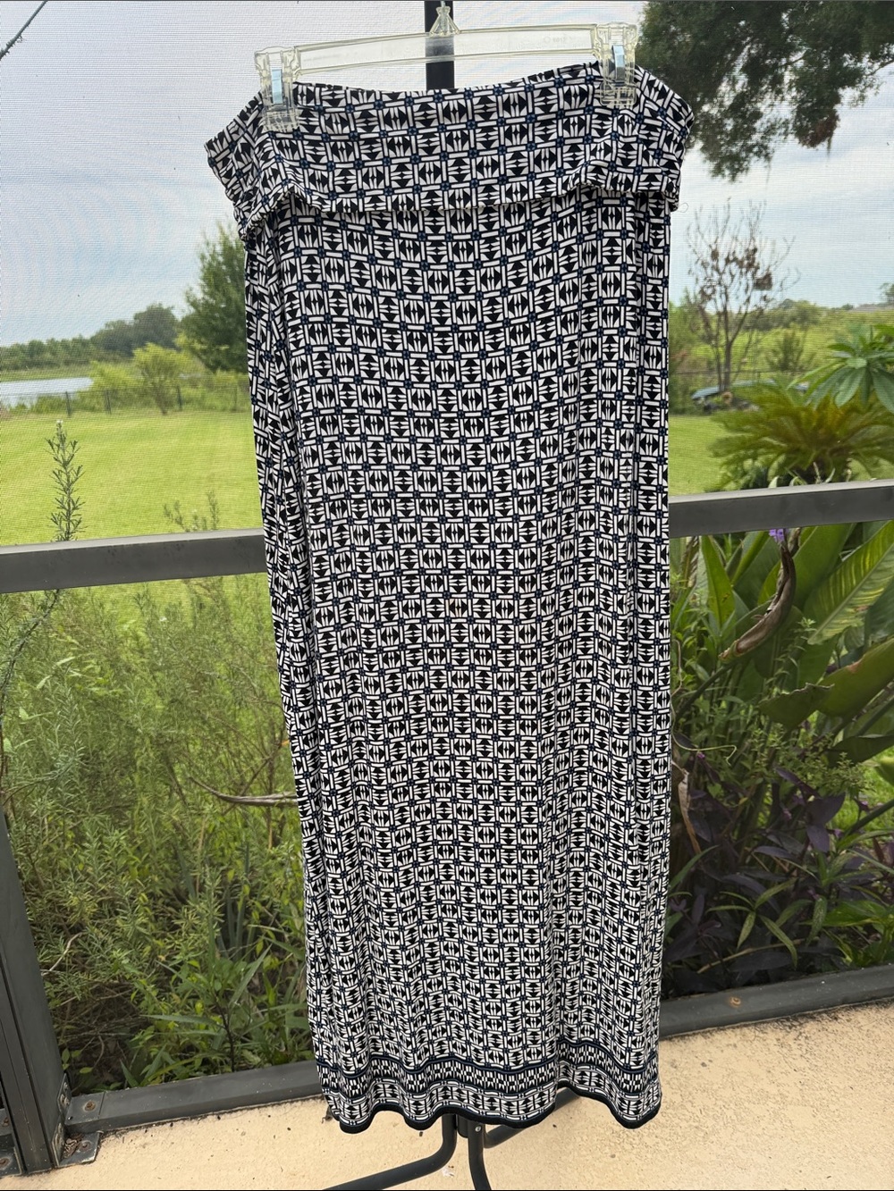 Max Studio Black & White Geometric Maxi Skirt